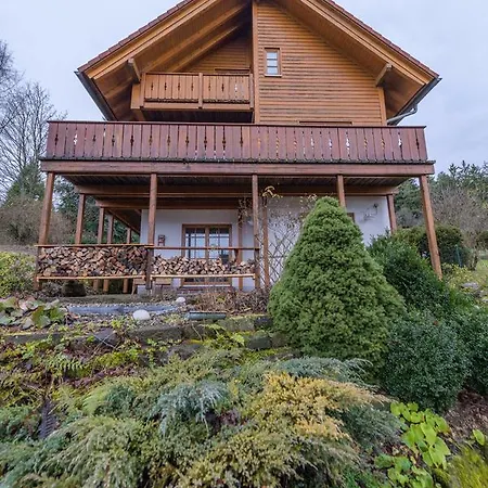 Holz-Ferienhaus Oberbraendi: Kachelofen, Sauna, Wlan, Am Wald מלון *