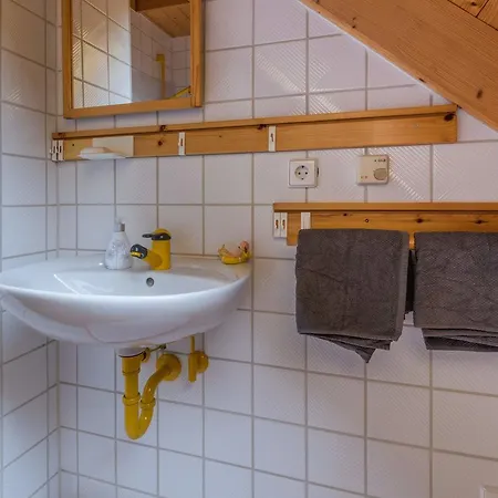 Holz-Ferienhaus Oberbraendi: Kachelofen, Sauna, Wlan, Am Wald מלון