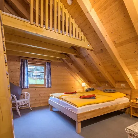 Holz-Ferienhaus Oberbraendi: Kachelofen, Sauna, Wlan, Am Wald Loßburg