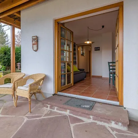 Holz-Ferienhaus Oberbraendi: Kachelofen, Sauna, Wlan, Am Wald Loßburg