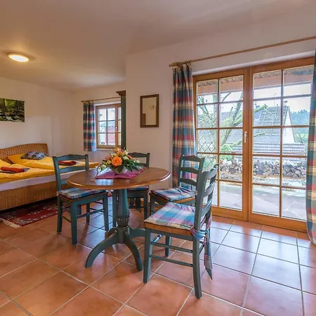 Holz-Ferienhaus Oberbraendi: Kachelofen, Sauna, Wlan, Am Wald מלון